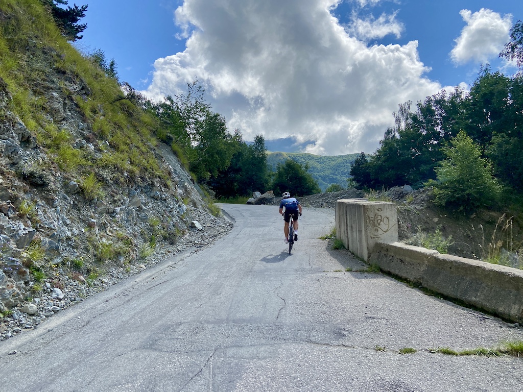 Cycliste dans le col de la Madeleine